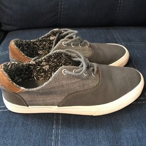 Men’s grey Crevo shoe size 9.5
